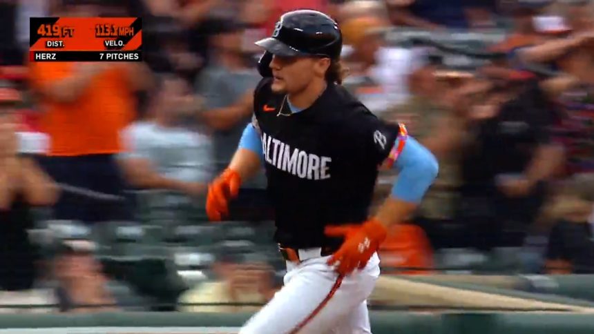 Gunnar Henderson rips his 30th homer of the year to right field, a two-run shot to put the O's up over the Nats