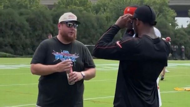 'I just fanboyed': Country music star Luke Combs stops by Bengals practice