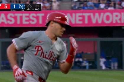 J.T. Realmuto pulls a three-run homer down the left-field line to give the Phillies a 5-1 lead over the Royals