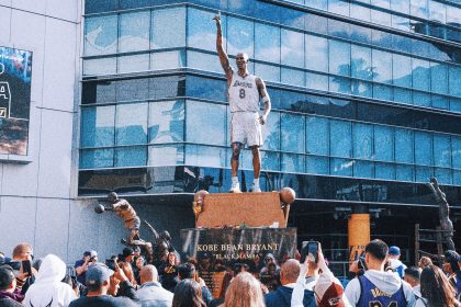 Lakers will reportedly unveil statue of Kobe Bryant, daughter Gianna in private ceremony Friday