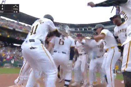 Pirates' Yasmani Grandal cranks a walk-off, two-run homer vs. Reds