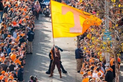 QB Brandon, No. 32 in 2026, commits to the Vols