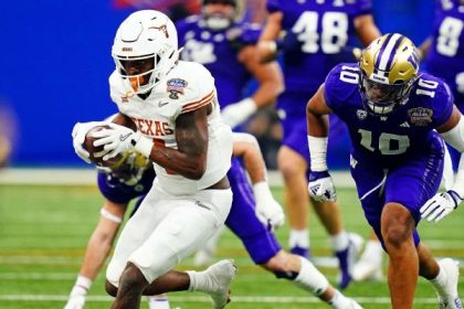 Texas loses RB Baxter for season with knee injury