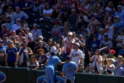 Blue Jays' Leo Jiménez makes an INCREDIBLE catch and manages to turn the double play vs. Twins