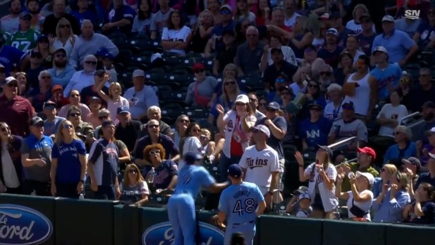 Blue Jays' Leo Jiménez makes an INCREDIBLE catch and manages to turn the double play vs. Twins