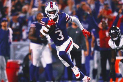 Damar Hamlin snags first INT of his career in front of roaring Bills crowd