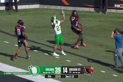 Dillon Gabriel connects with Jayden Limar for 65-yard touchdown to extend Oregon's lead over Oregon State