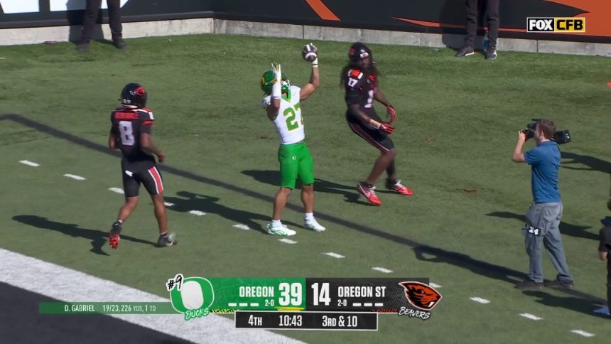 Dillon Gabriel connects with Jayden Limar for 65-yard touchdown to extend Oregon's lead over Oregon State