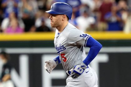 Freddie Freeman hits his second homer of the day, increasing the Dodgers' lead over the D-backs