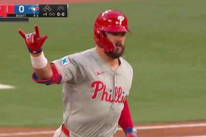 Kyle Schwarber crushes a solo homer and gives Phillies a 1-0 lead over Blue Jays