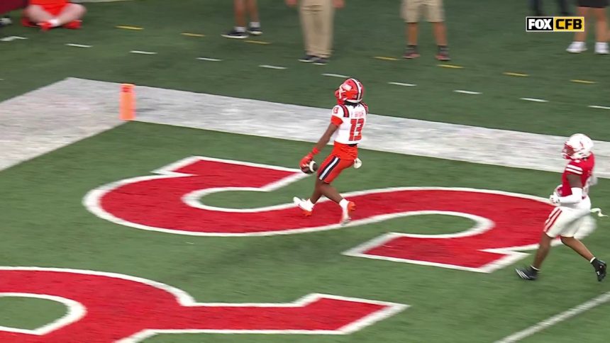 Luke Altmyer finds Pat Bryant for a 27-yard TD, giving Illinois an early lead over Nebraska