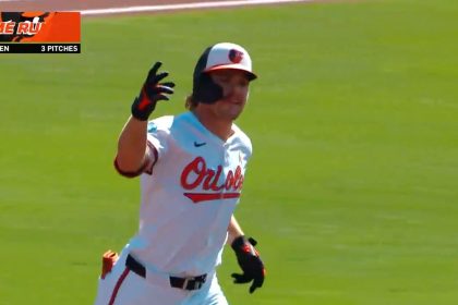 Orioles' Gunnar Henderson smashes his 34th home run of the season, a solo shot vs. White Sox