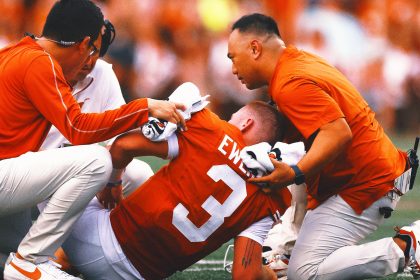 Quinn Ewers leaves Texas vs. UTSA with abdominal injury, Arch Manning takes over