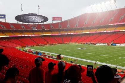 Sights and sounds from Chiefs' weather-delayed Super Bowl banner ceremony