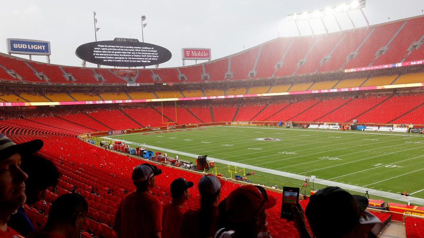 Sights and sounds from Chiefs' weather-delayed Super Bowl banner ceremony