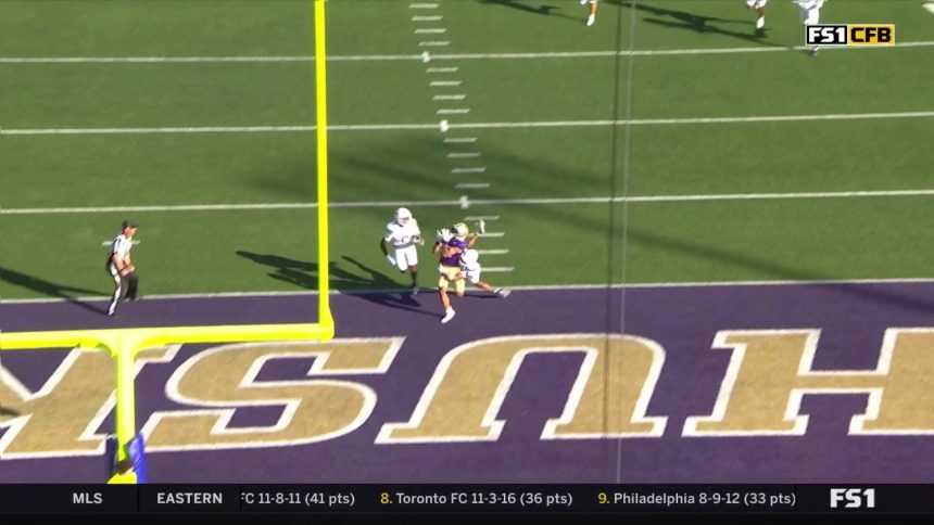 Will Rogers hits Denzel Boston on a 46-yard touchdown, giving Washington early lead over Northwestern