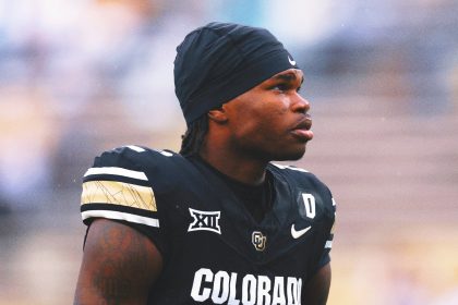 Colorado's Travis Hunter leaves game vs. KSU with apparent shoulder injury