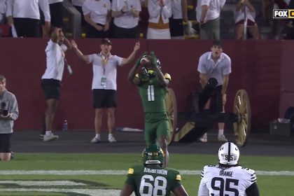 Sawyer Robertson links up with Ketron Jackson Jr. for a 25-yard TD, giving Baylor the lead over Iowa State