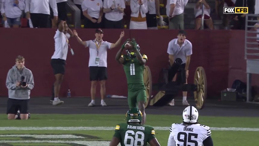 Sawyer Robertson links up with Ketron Jackson Jr. for a 25-yard TD, giving Baylor the lead over Iowa State