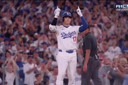 Shohei Ohtani flares a single to center field, increasing the Dodgers' lead over the Mets