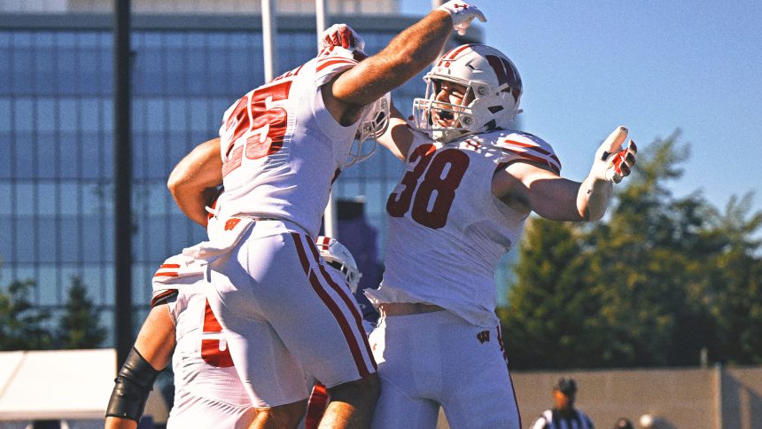 Wisconsin strength coach jumps into Lake Michigan after win at Northwestern