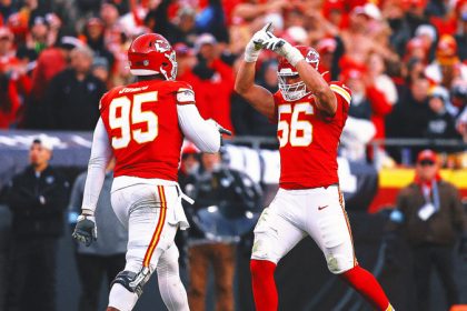 Chiefs recover botched snap by Raiders in final seconds, clinch playoff berth