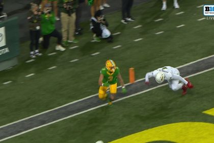 Dillon Gabriel connects with Terrance Ferguson on a nine-yard TD to help Oregon grab a 21-10 lead over Maryland