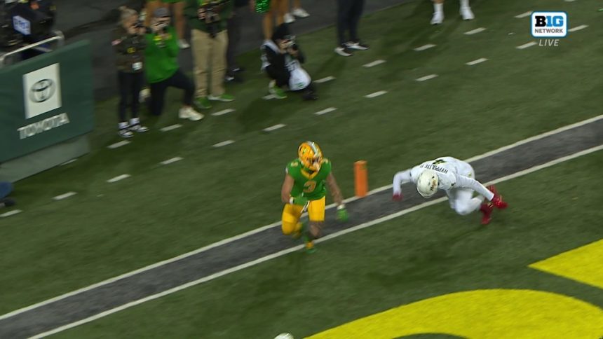 Dillon Gabriel connects with Terrance Ferguson on a nine-yard TD to help Oregon grab a 21-10 lead over Maryland