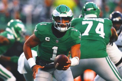 Eagles' Jalen Hurts set to play vs. Cowboys despite ankle injury chatter