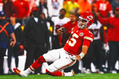 Patrick Mahomes rolls ankle, leads game-winning OT drive as Chiefs beat Bucs 30-24