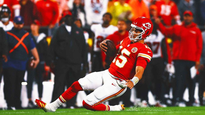 Patrick Mahomes rolls ankle, leads game-winning OT drive as Chiefs beat Bucs 30-24