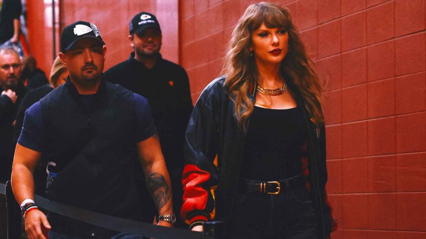 Taylor Swift watches Travis Kelce and the Chiefs play Buccaneers