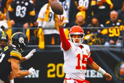 Chiefs clinch AFC's top seed by breezing past the skidding Steelers 29-10