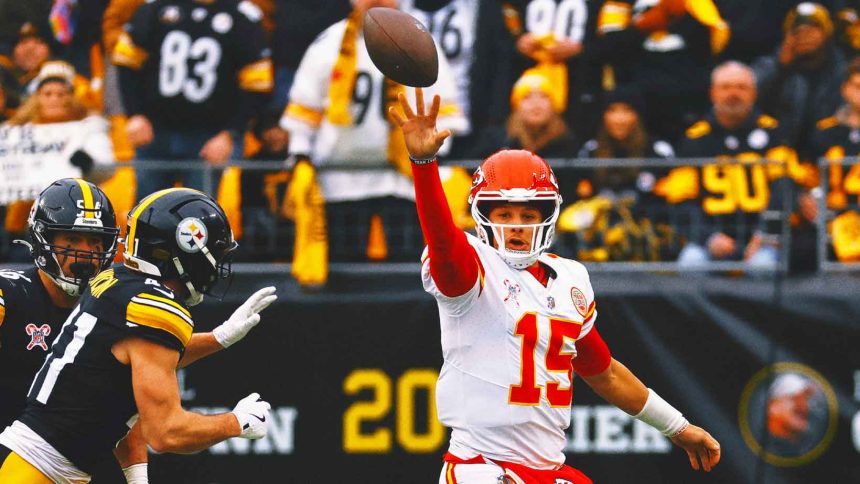 Chiefs clinch AFC's top seed by breezing past the skidding Steelers 29-10