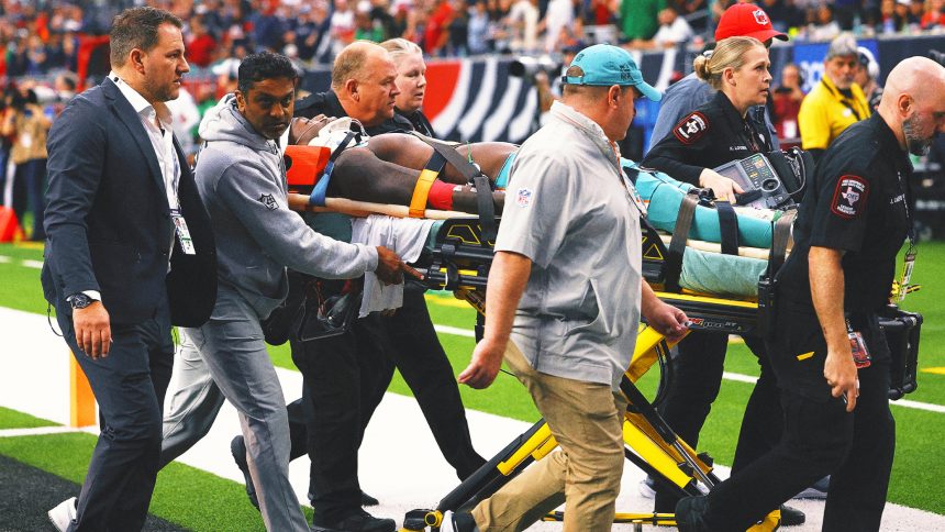 Dolphins' Grant DuBose has movement in all extremities after scary hit vs. Texans