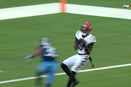 Joe Burrow finds Tee Higgins for a 37-yard TD to give Bengals lead over Titans going into halftime