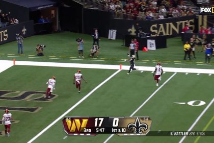 Saints' Alvin Kamara makes a RIDICULOUS one-handed catch for a TD off a double pass vs. Commanders | NFL Highlights