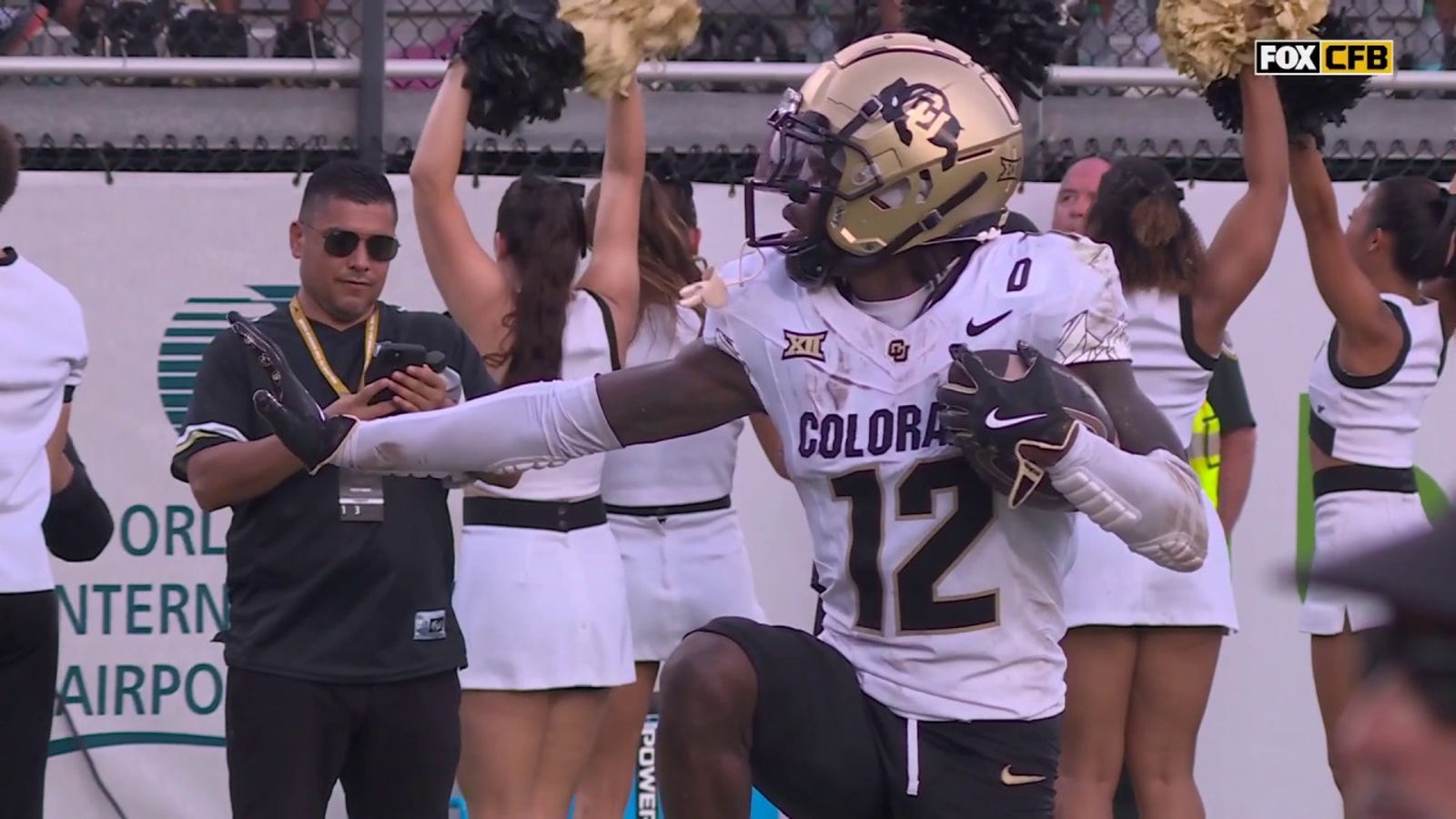 Colorado's Travis Hunter hauls in an interception, strikes Heisman pose 