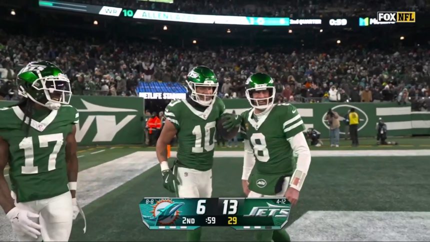 Aaron Rodgers finds Allen Lazard for a 13-yard TD, giving Jets a 15-6 lead over Dolphins | NFL Highlights