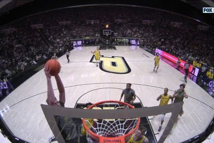 Braden Smith & Caleb Furst connect on a fastbreak alley-oop, extending Purdue's lead vs. Michigan