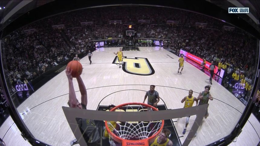 Braden Smith & Caleb Furst connect on a fastbreak alley-oop, extending Purdue's lead vs. Michigan