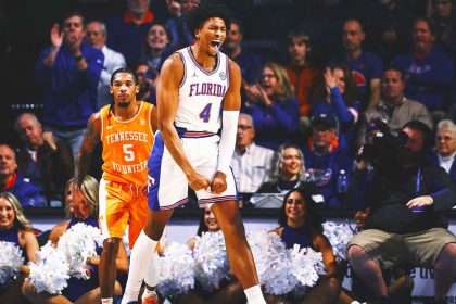 Florida topples last unbeaten team, stifling top-ranked Tennessee 73-43