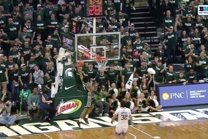 Jaden Akins throws down transition slam to extend Michigan State's lead over Washington