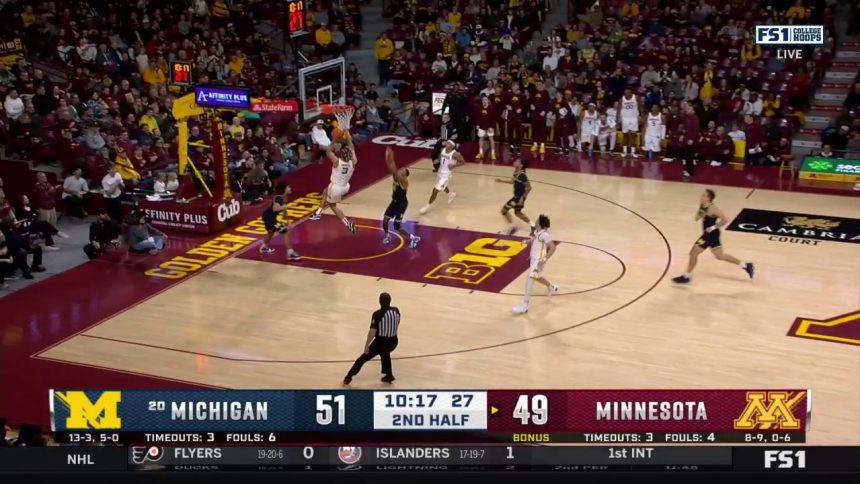 Minnesota caps off 10-0 run against Michigan to even the score following Dawson Garcia's fast break bucket