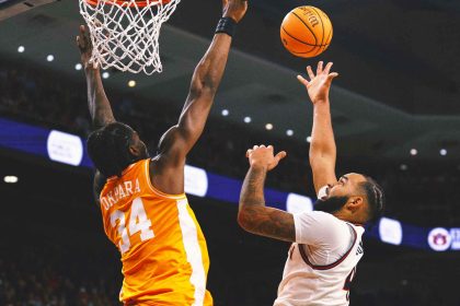 No. 1 Auburn slips past No. 6 Tennessee 53-51 in Johni Broome’s return from injury