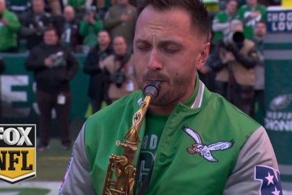 Packers vs. Eagles: Vanya Sax performs the National Anthem on saxophone ahead of game | NFL on FOX