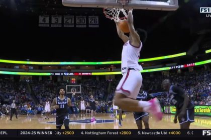 St. John's RJ Luis Jr. throws down SHOWTIME alley-oop to extend lead over Seton Hall