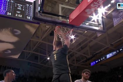 Trey Kaufman-Renn finds Caleb Furst for a DUNK to trim Washington's lead over Purdue