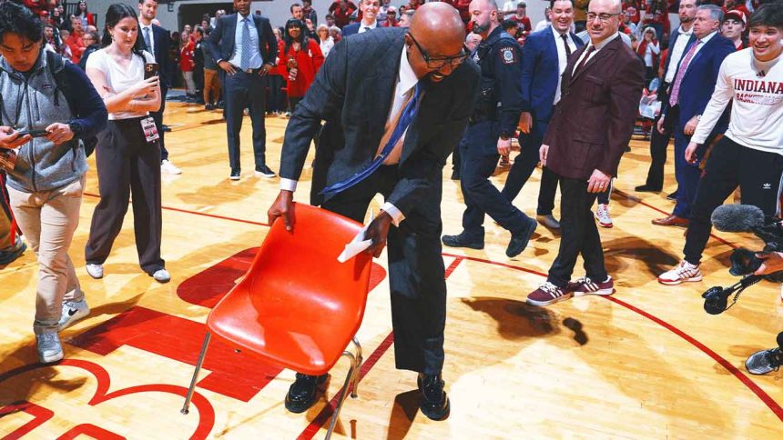 Mike Woodson says he sat in Bob Knight's thrown chair in Indiana's upset over Purdue