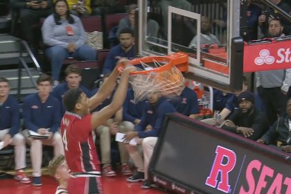 Rutgers' Ace Bailey makes block and finishes with a thunderous slam dunk against Illinois